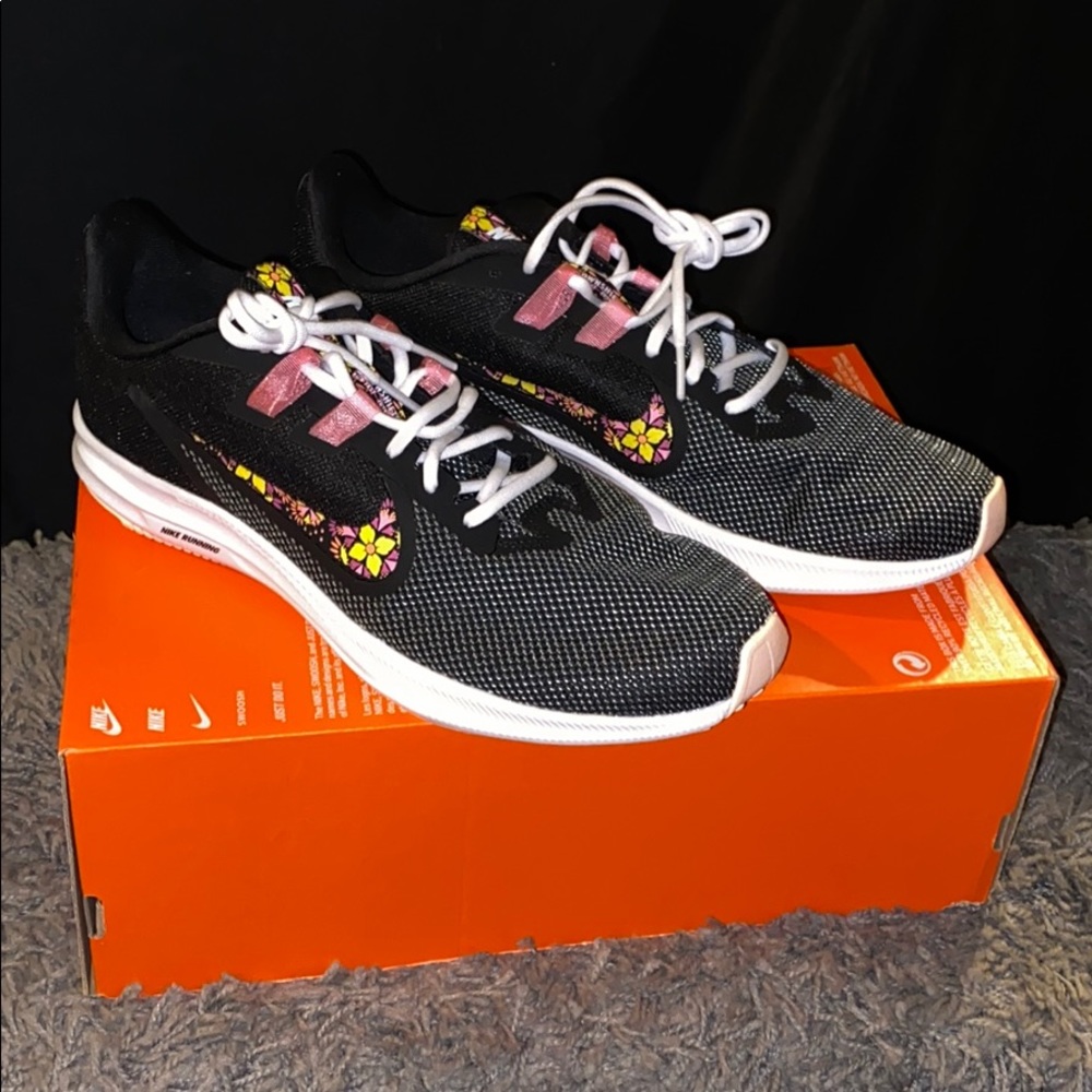 Women’s Nike Running Sneaker!